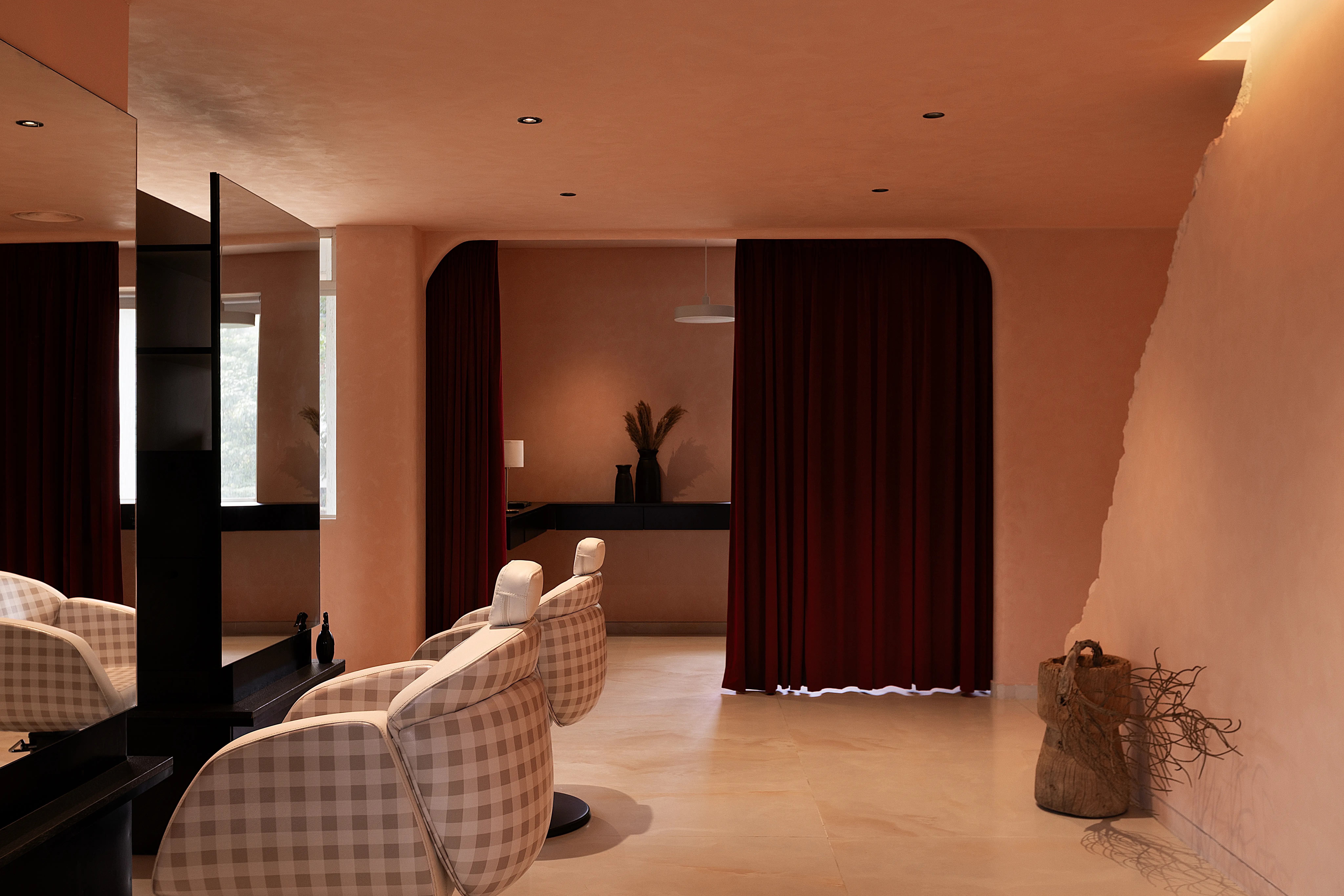 Bar counter and hospitality lounge within the residence